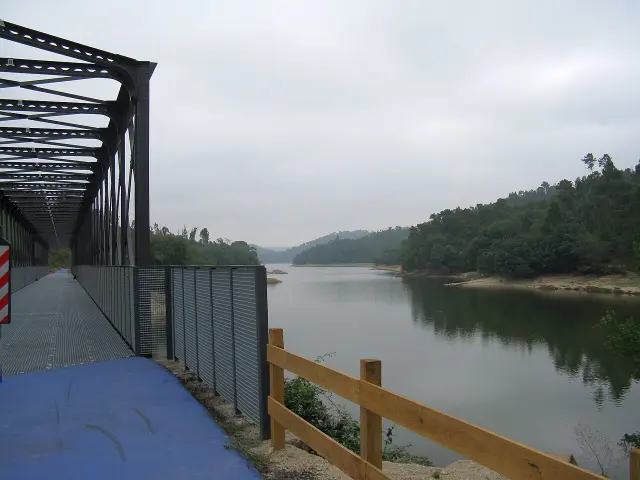Ecopista do Dão junto ao rio, com a antiga linha convertida em percurso