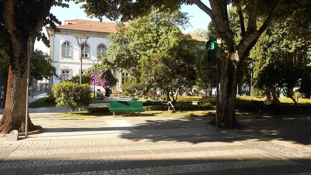Rossio de Viseu, a Praça da República, com esplanadas e o jardim